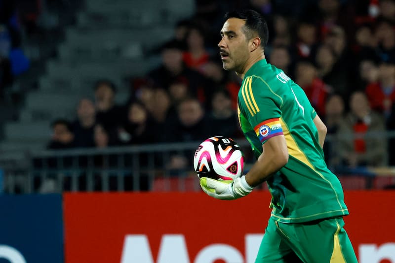 Claudio Bravo es el jugador más veterano de la Copa América. Foto: Aton.