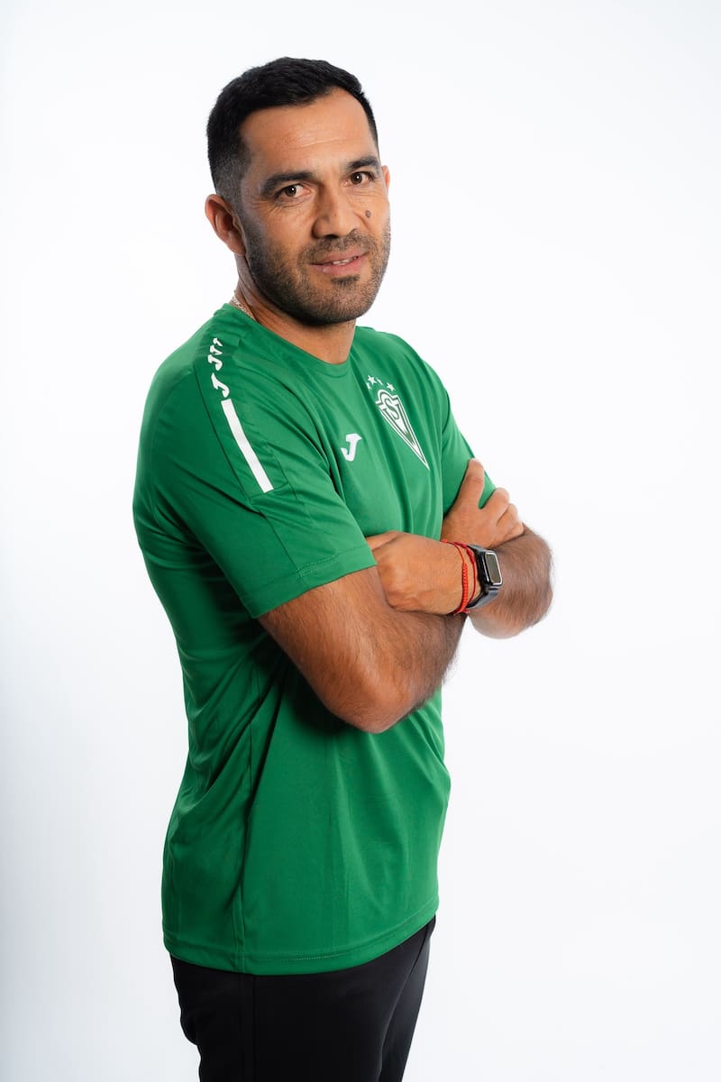 El joven DT de la Sub 20 de Santiago Wanderers, posa en el Media Day de Conmebol. Foto: Conmebol