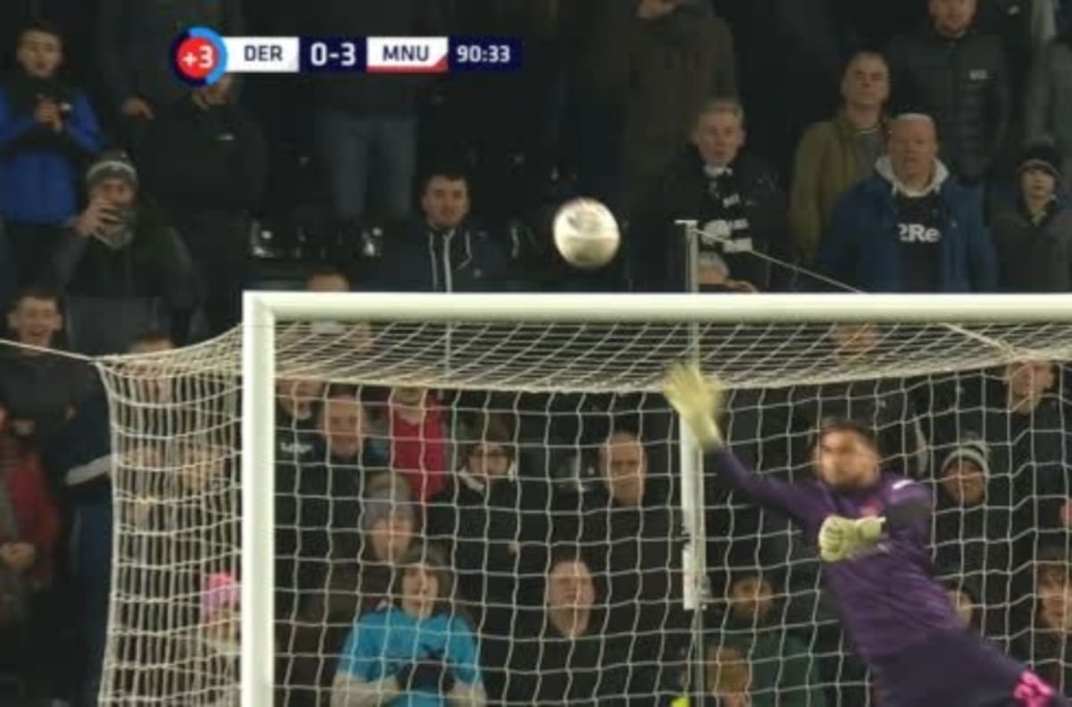 Extraordinaria atajada de Sergio Romero a un tiro libre al ángulo de Wayne Rooney