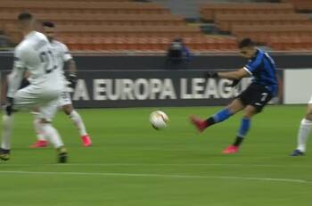 Sánchez casi marca tremendo golazo desde fuera del área pero el travesaño le dijo no