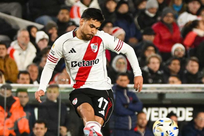 Jugó todo el partido como central por izquierda.