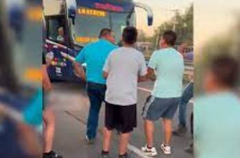 VIDEO | “El que baila pasa”: Camioneros hacen bailar a conductor de bus con pasajeros en plena carretera
