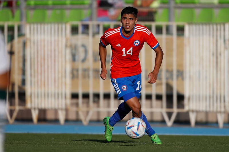 Pedro Navarro jugando por La Roja sub-23. Foto: Aton