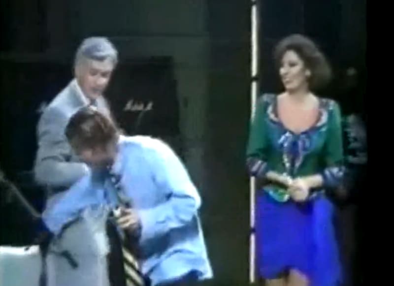 El momento en donde Mike Patton, líder de la banda, le da un agarrón a Antonio Vodanovic.