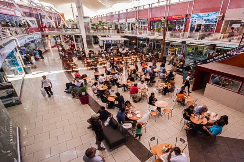 Popular centro comercial cumple segundo día de paralización por trabajadores.