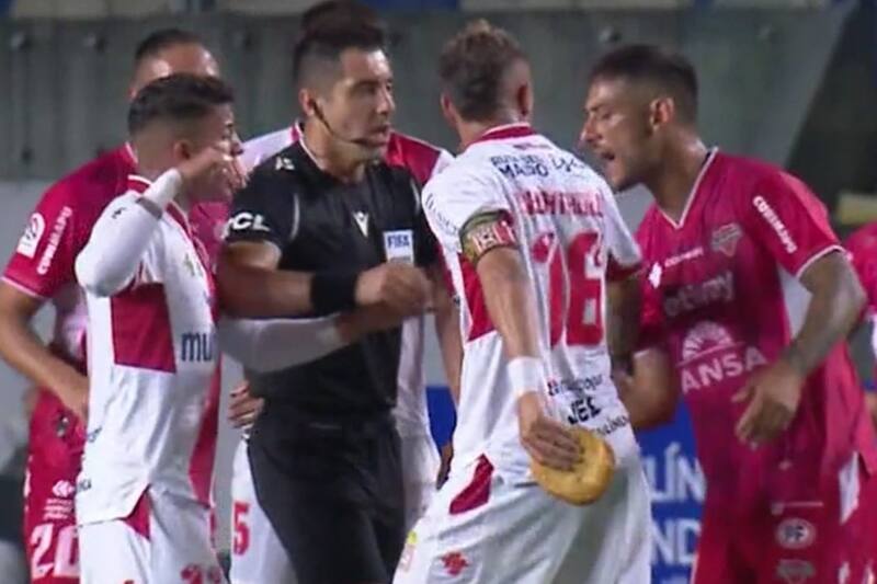 Lanzan una sopaipilla a la cancha del Ester Roa, afortunadamente la situación no pasó a mayores