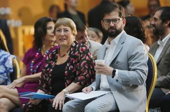 VIDEO | Con un gran abrazo como saludo: Revisa cómo fue el reencuentro del Presidente Boric con Bachelet
