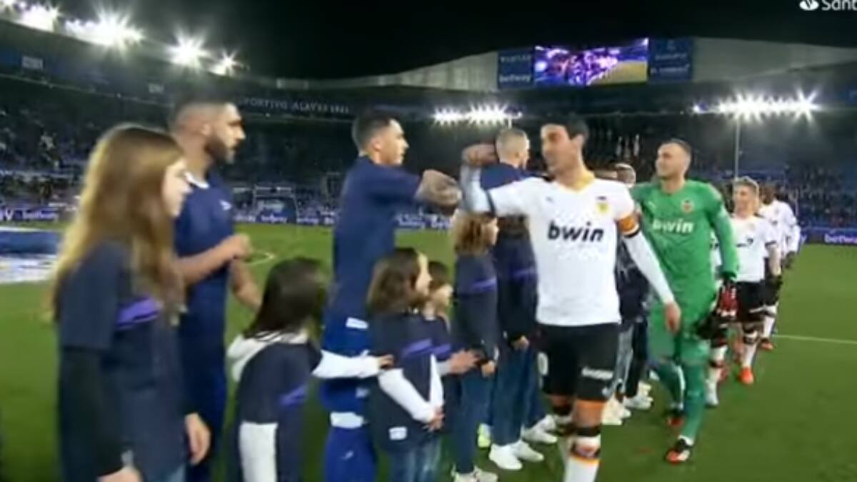 Ahora con el codo: Así se saludaron los jugadores del Valencia y Alavés ante el coronavirus