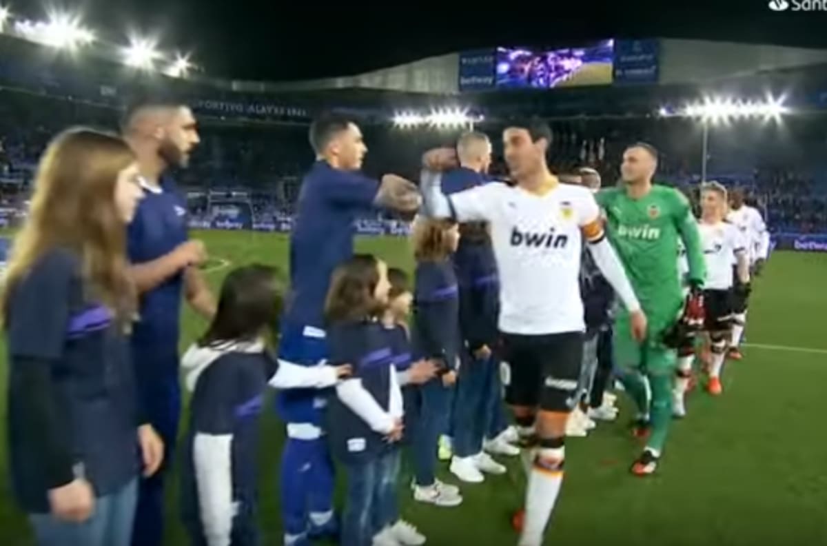 Ahora con el codo: Así se saludaron los jugadores del Valencia y Alavés ante el coronavirus