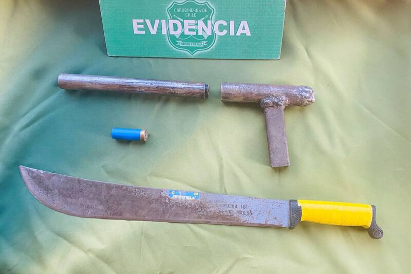 Las armas utilizadas por el atacante lograron ser incautadas por personal de Carabineros.