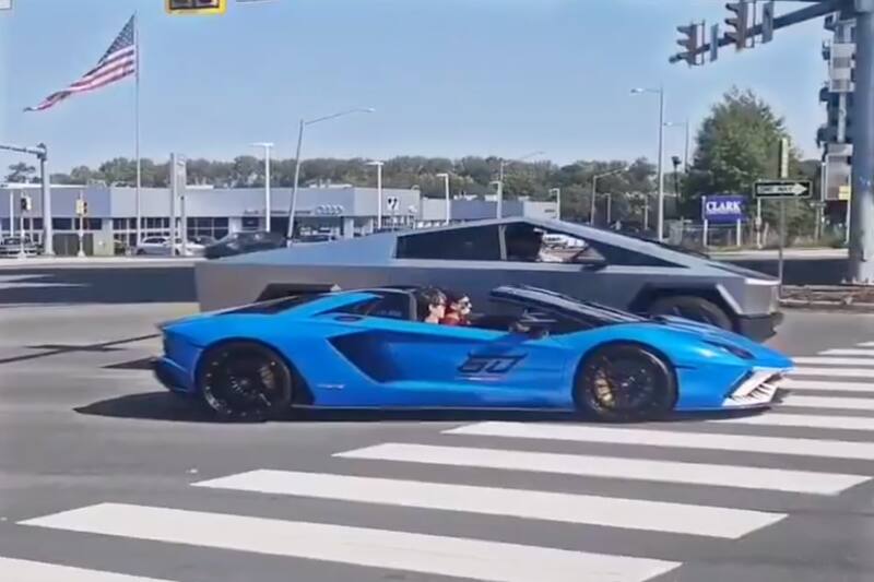Elon Musk hizo viral una carrera callejera y terminaron detenidos los conductores
