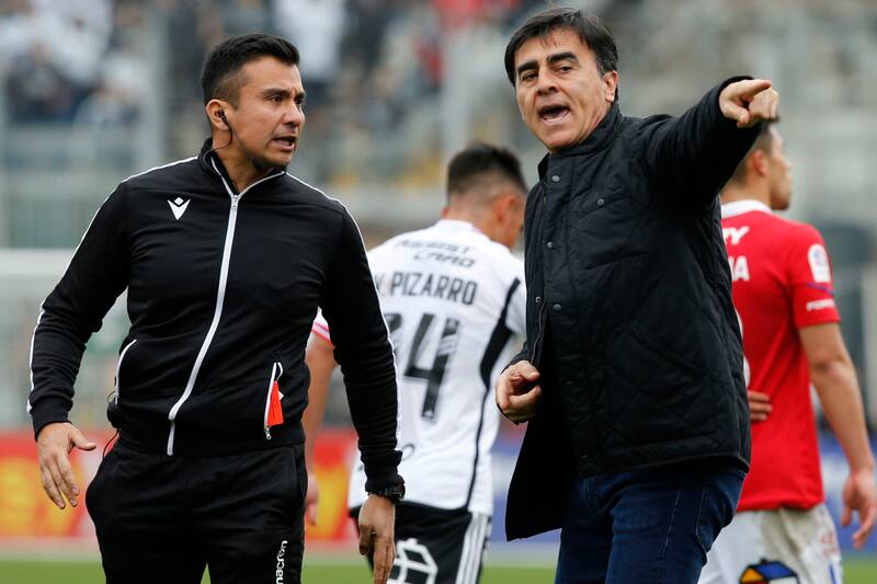 Gustavo Quinteros dirigiendo a Colo Colo ante Universidad Católica por la Copa Chile (Foto: Aton)