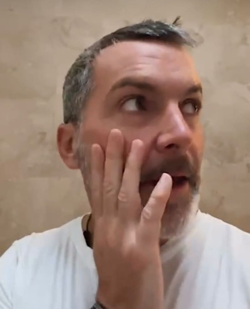 Cristián Sánchez encerrado en el baño de su casa. Foto: Instagram.