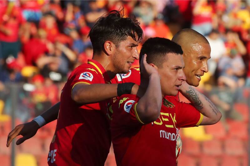 (en la foto, celebrando un gol junto a Leandro Benegas y Diego González) seguirá en Santa Laura. Foto: Agencia Aton.