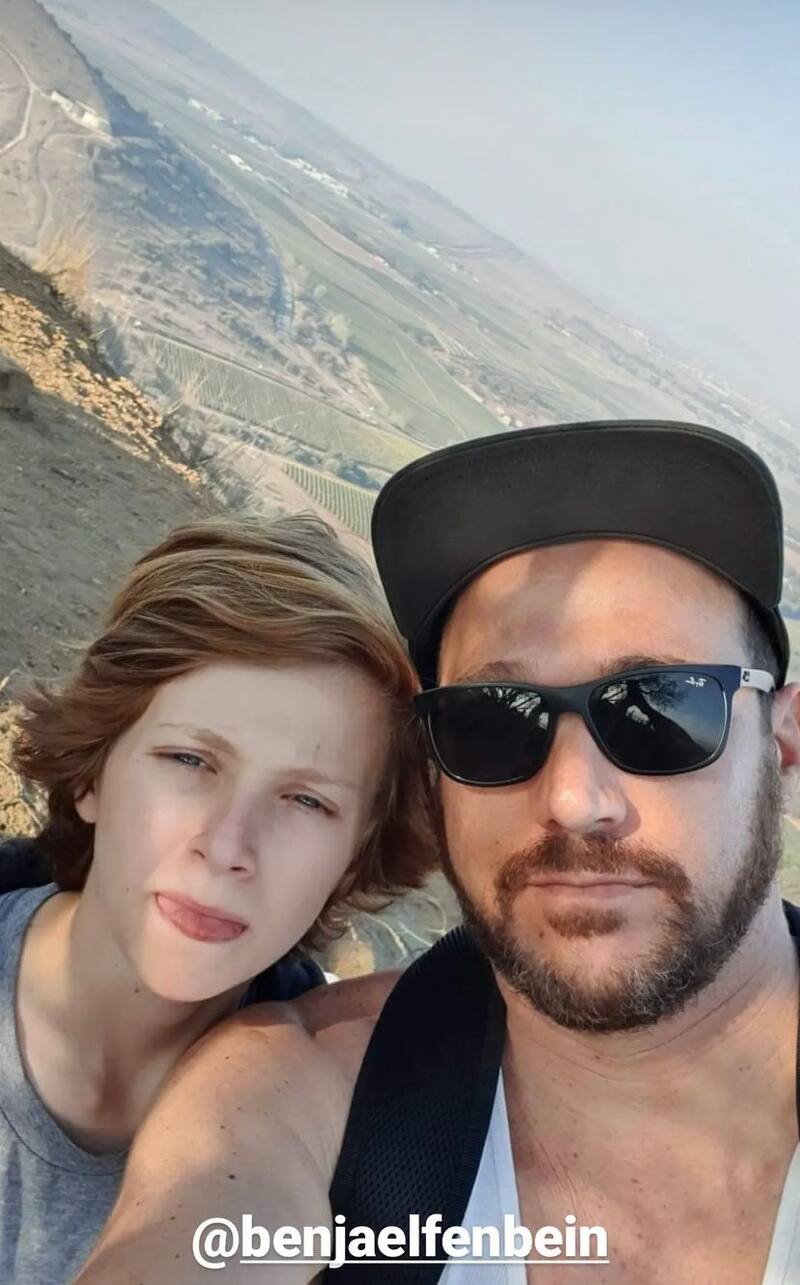 Padre e hijo en un trekking / Instagram