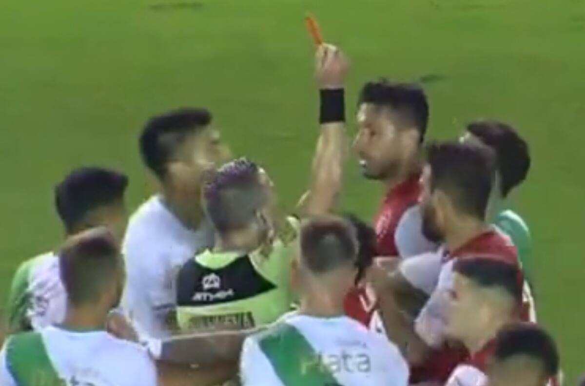 VIDEO | Volvió "El Carnicero de Macul": Insaurralde fue expulsado y agarró del cuello al árbitro