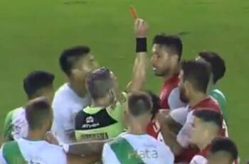 VIDEO | Volvió "El Carnicero de Macul": Insaurralde fue expulsado y agarró del cuello al árbitro