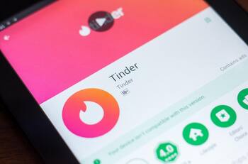 Hicieron "Match" y dieron positivo a Covid-19: la cita de Tinder que terminó en cuarentena obligatoria