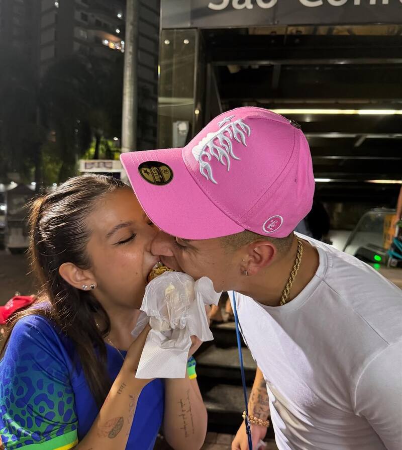 dsifrutando de la gastronomía carioca.