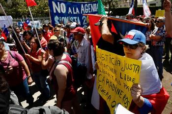 VIDEO | "Team Patriota" protestó afuera del Congreso en rechazo al "Acuerdo por Chile"