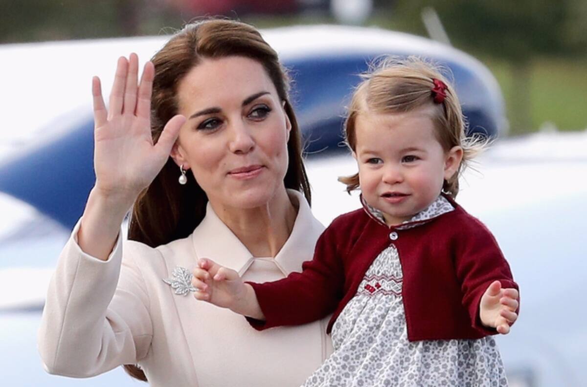 FOTOS: Kate Middleton y su hija, la princesa Charlotte, impactan vestidas del mismo color para concierto de Navidad