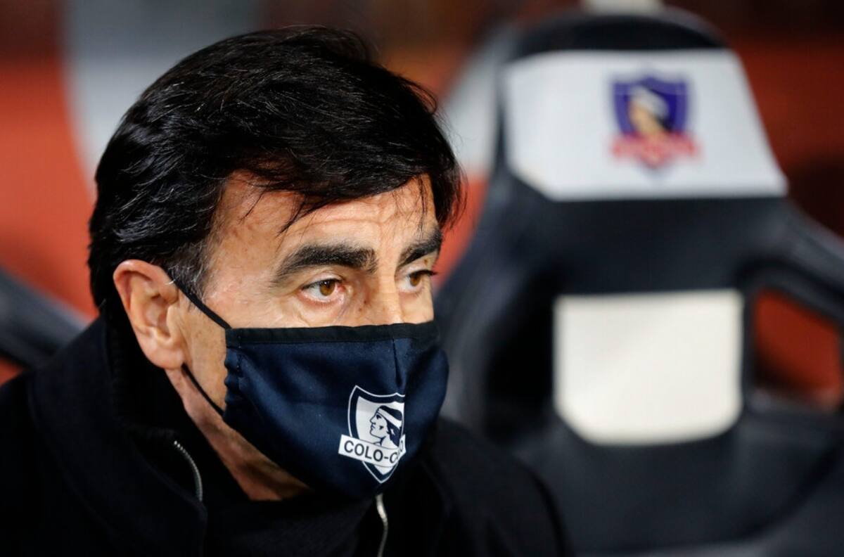 Gustavo Quinteros prepara inédita defensa en Colo Colo para enfrentar a Palestino