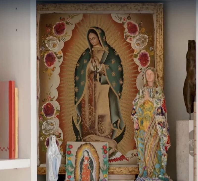 Las vírgenes que mantiene como decoración / Canal 13