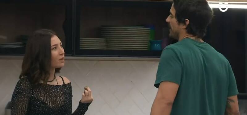 Sebastián Ramírez y Maite Phillips conversando sobre Constanza Capelli. Foto: CHV.