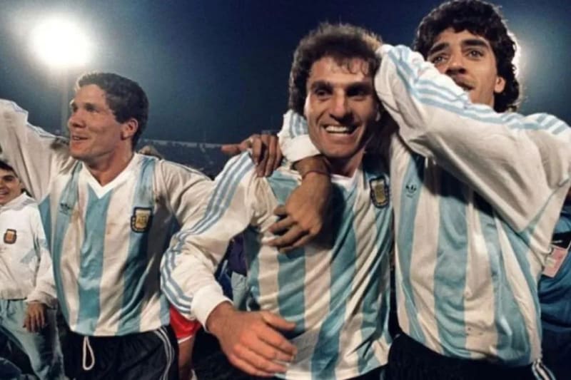 La última vez que un equipo argentino adulto festejó en Chile. De izquierda a derecha, Diego Simeone, Oscar Ruggeri y el ex UC Sergio Fabián Vázquez.