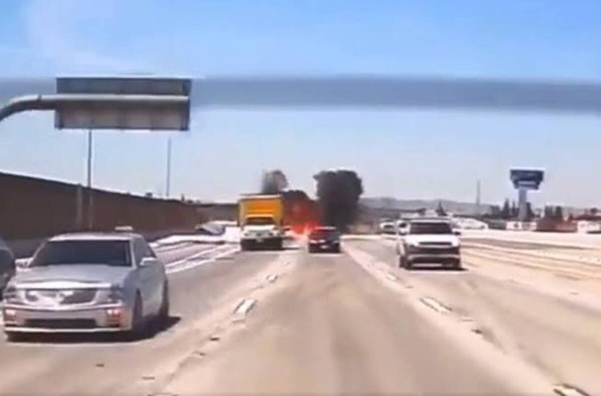 VIDEO | Avioneta aterrizó de emergencia en plena autopista en California y se prendió en fuego