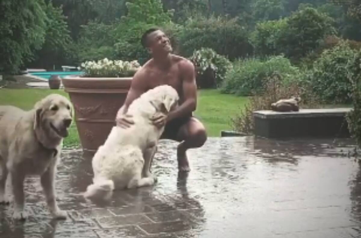 Alexis disfrutó la lluvia junto a sus perros y con romántica canción de fondo