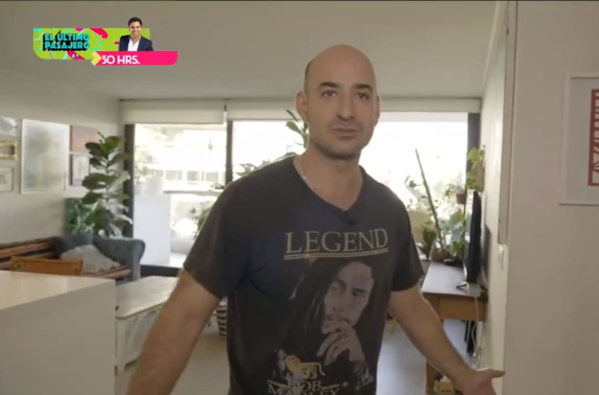 Con los afiches de sus obras y abundantes plantas: Cristián Carvajal mostró su acogedor departamento