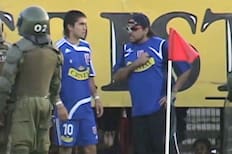 Jugó en Colo Colo, salió campeón con la U y fue “apretado” por un hincha dentro de la cancha en un Superclásico