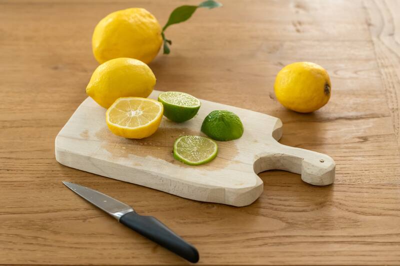 El limón es uno de los ingredientes que te ayudará a desinfectar tus tablas.