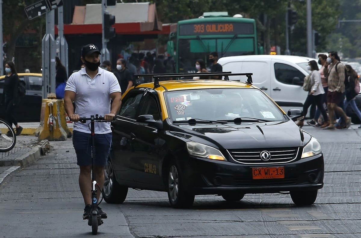 VIDEO | Día de furia: Taxista quebró parabrisas de otro vehículo tras "topón" en Santiago centro