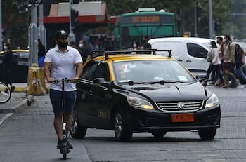 VIDEO | Día de furia: Taxista quebró parabrisas de otro vehículo tras "topón" en Santiago centro