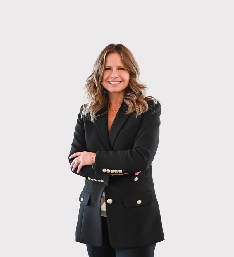 Llega a Canal 13 a asumir la conducción del noticiero central junto a Ramón Ulloa.