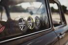 Mantiene la superficie de tu vehículo impecable: de esta forma puedes retirar completamente los stickers