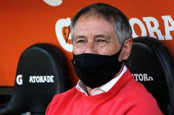 Mala sorpresa: Ariel Holan no podría contratar jugadores en el Santos por deuda pagada con retraso