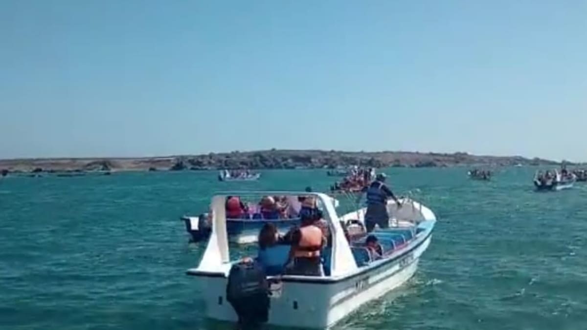 VIDEO | Personas realizan manifestación acuática contra el proyecto Dominga