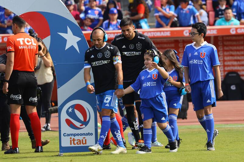 Marcelo Díaz agradeció a los hinchas de la U por el especial recibimiento en el duelo ante Coquimbo. Foto: Aton.