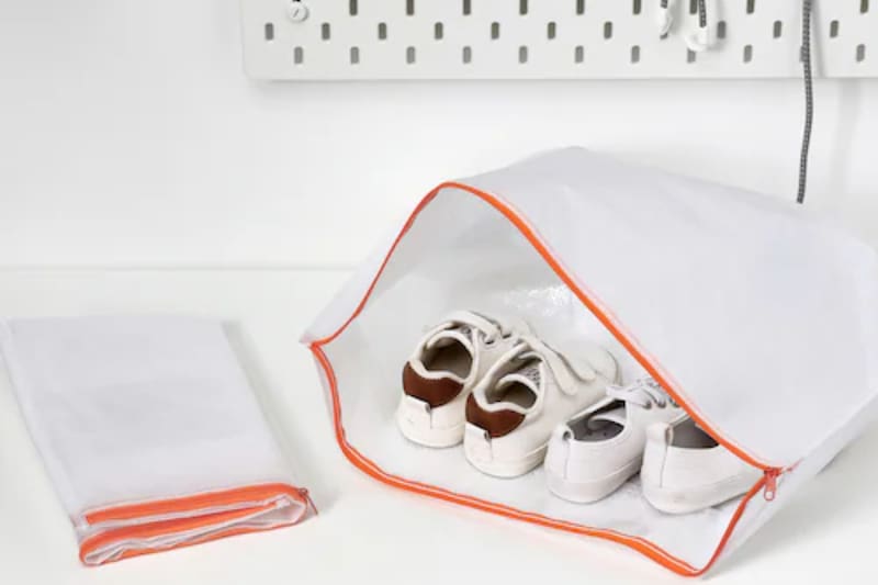 Cuando necesites lavar tus zapatos puedes ponerlos en esta bolsa y echarlos en la lavadora.