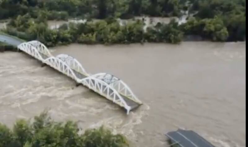 La infraestructura colapsó producto de la crecida del Río Ancoa.