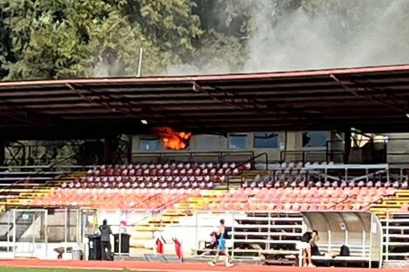 Se produjo un incendio en el Parque Estadio Municipal. Foto: Gentileza Diario Sur.