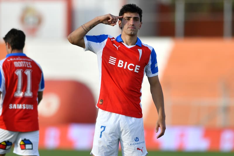 El volante argentino ha sido el mejor refuerzo de la UC en lo que va del 2026. Foto: Agencia Aton.