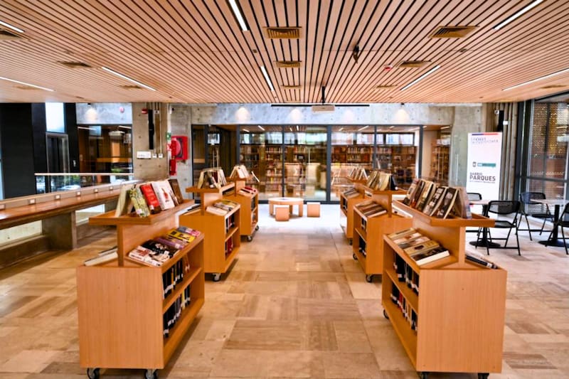 El espacio que combina biblioteca, cowork y cafetería en Santiago. Créditos: Municipalidad de Providencia.