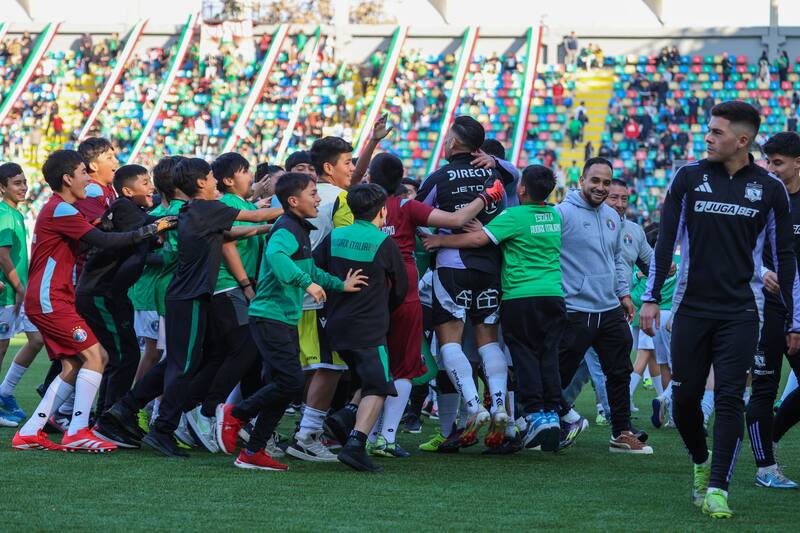 y su lindo gesto con pequeños futbolistas de Audax Italiano. Foto: Felipe Escobedo