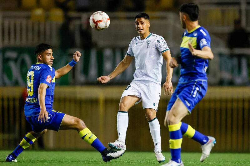 Santiago Wanderers no pudo con la solidez de AC Barnechea. Foto: Agencia Aton.