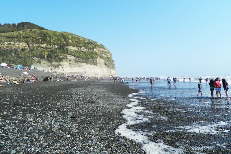 Capea el verano en algunas de las playas más heladas que tiene nuestro país.