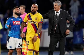 Quique Setién, entrenador de Arturo Vidal en el Barcelona, estaría con un pie fuera del club